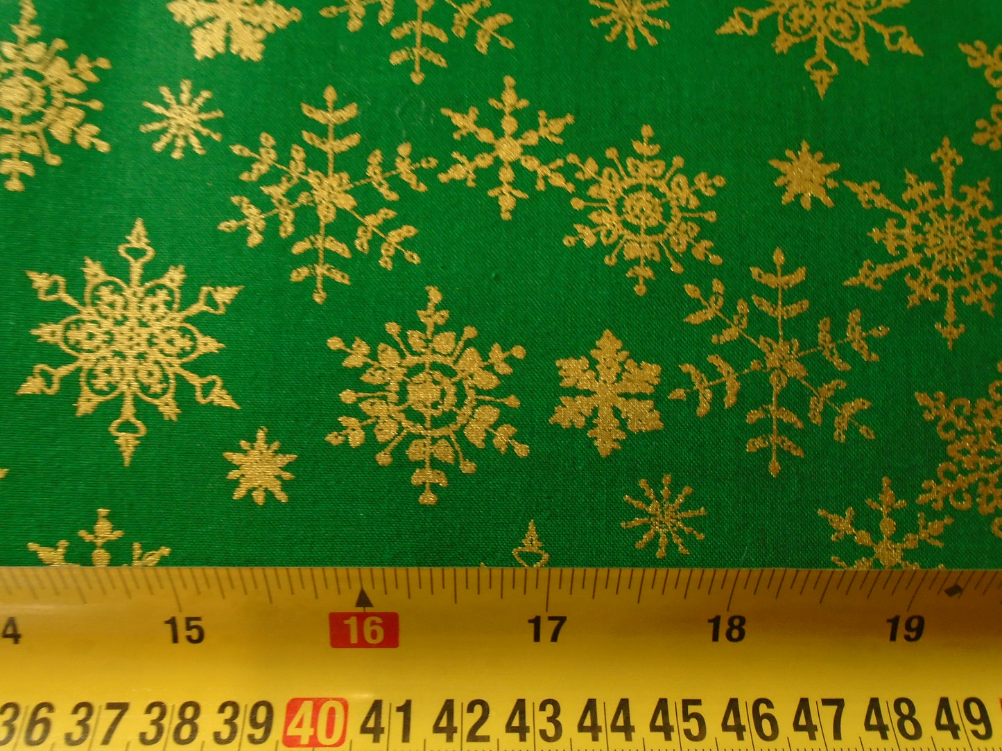 Snowflakes gold/green background