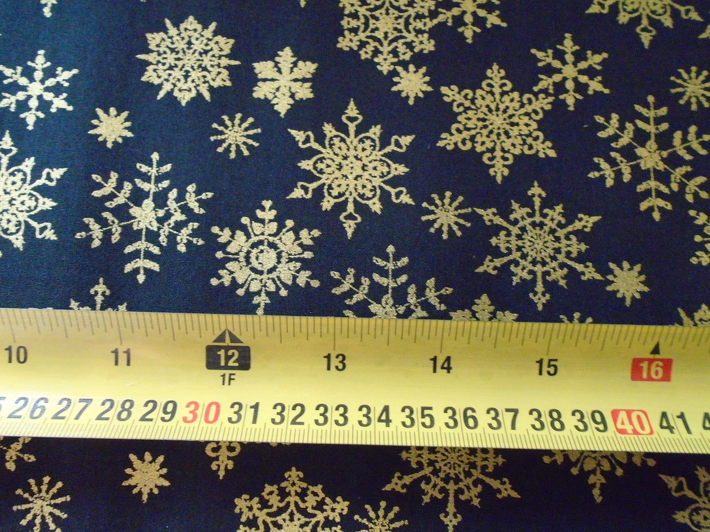 Snowflakes gold /black background